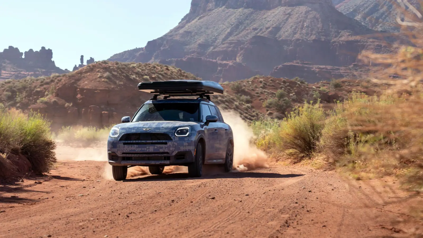 Mit einem Dachzelt, groben Reifen und mehr Bodenfreiheit soll der neue Countryman geländegängig werden. (Foto: Bernhard Filser/BMW Group/dpa-tmn)