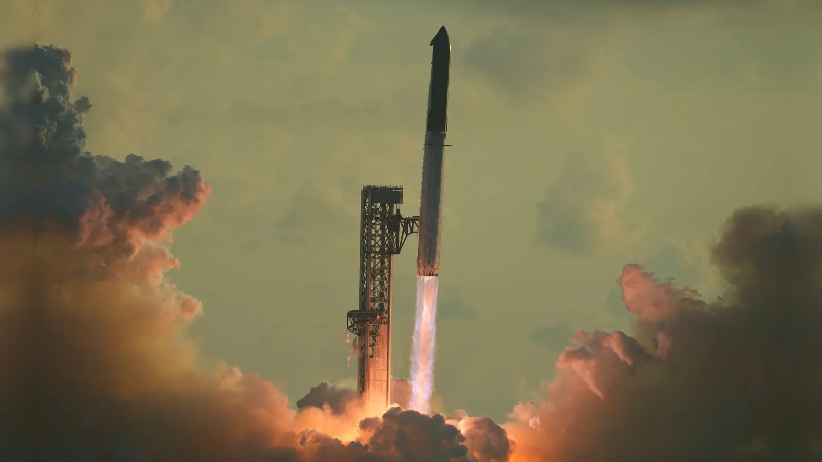 Das Raketensystem „Starship“ von SpaceX startet von Starbase in Texas zu einem Testflug. (Archivbild) (Foto: Eric Gay/AP/dpa)