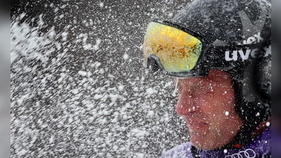 Romed Baumann bekommt in Garmisch eine Schampusdusche verabreicht. (Foto: Karl-Josef Hildenbrand/dpa)