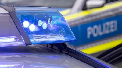 Grausiger und stinkender Fund im Auto: Die Polizei sucht nach Zeuginnen und Zeugen. (Symbolbild) (Foto: Daniel Karmann/dpa)