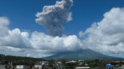 Die Aschewolke war drei Kilometer hoch. (Foto: Zalrian Sayat/AP/dpa)