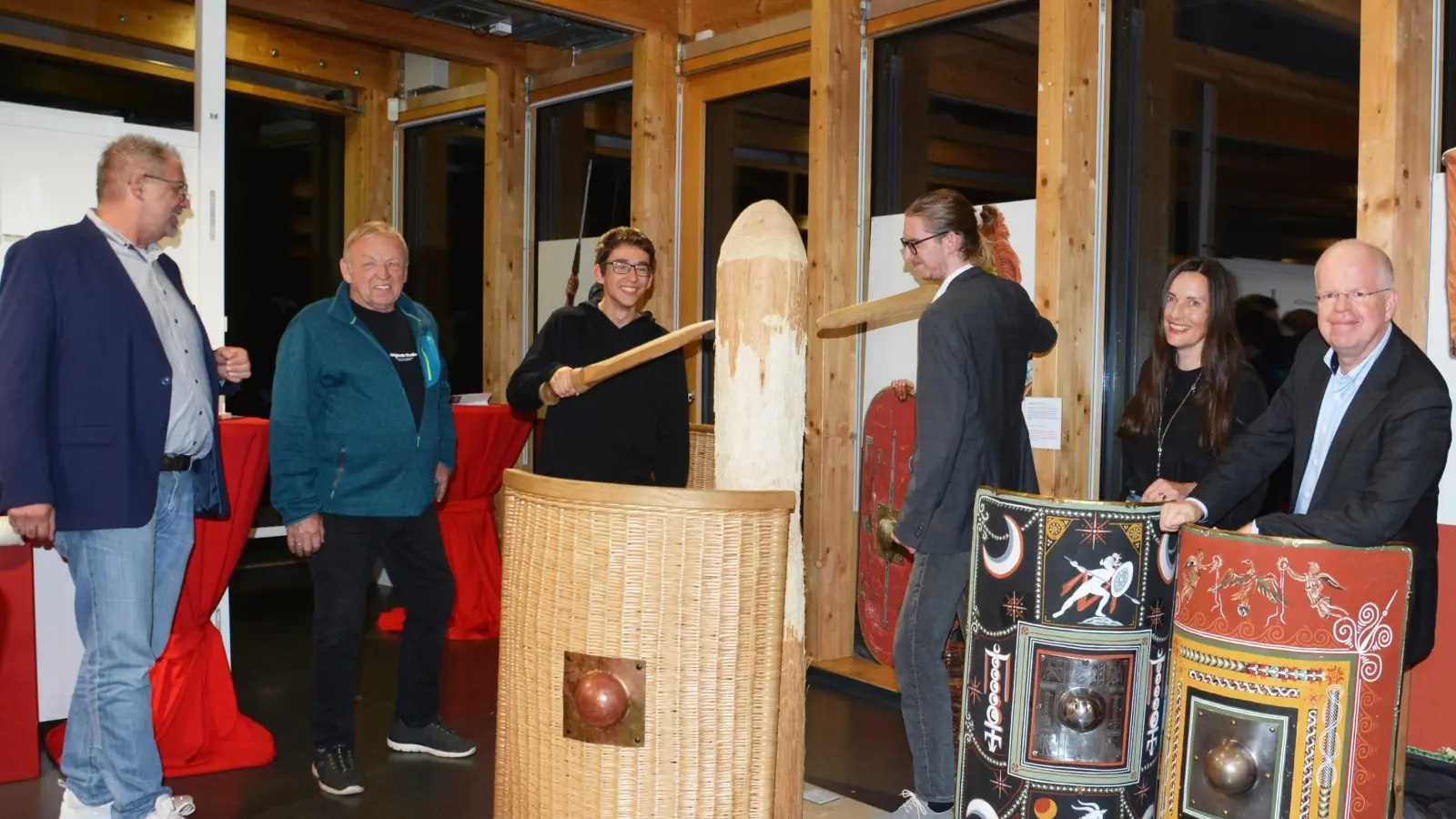 Lebendig und fröhlich wurde die neue Ausstellung „Vom Erz zur Klinge“ im Limeseum von Museumsleiter Dr. Matthias Pausch, Harald Werner, Johannes Herbst, Markus Trodler, Bezirkstagsvizepräsidentin Christa Heckel und Kurator Thomas Kurtz (von links) eröffnet. (Foto: Peter Tippl)