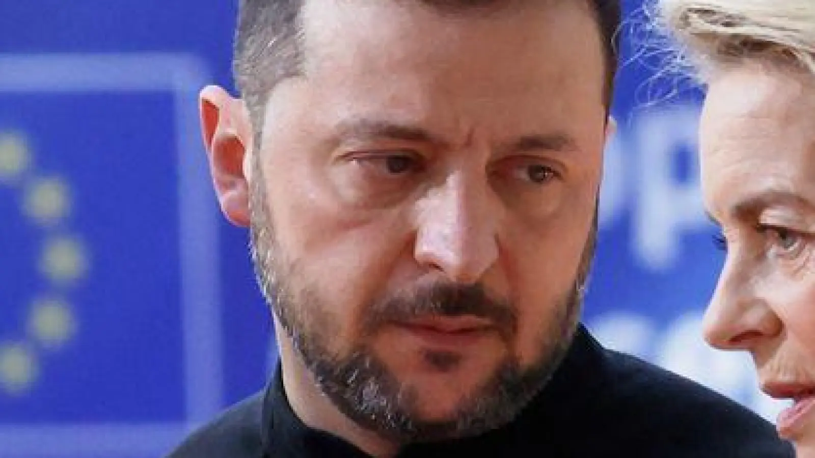 Hoffen auf eine Einigung der Staats- und Regierungschefs: Die Präsidentin der Europäischen Kommission, Ursula von der Leyen und der ukrainische Präsident Wolodymyr Selenskyj. (Archivbild) (Foto: Omar Havana/AP/dpa)