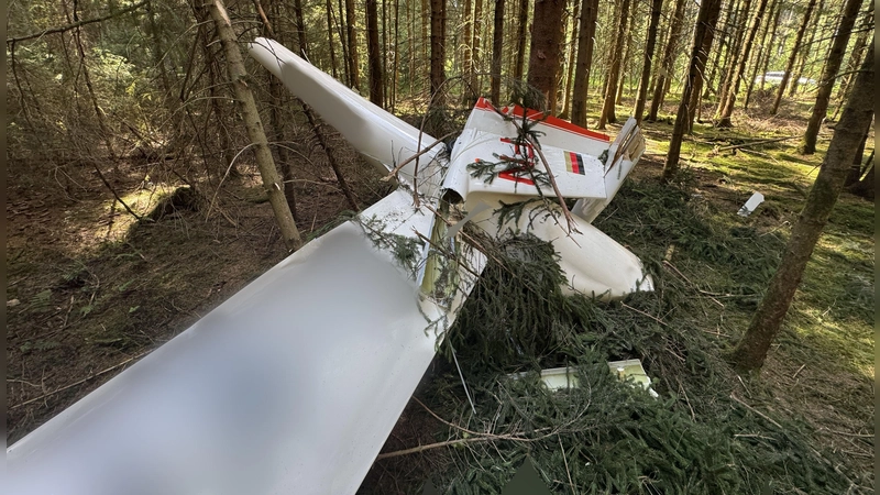 Der Pilot dieser Maschine vom Aero-Club Ansbach konnte sich vor dem Absturz mit dem Fallschirm retten.  (Foto: NEWS5 / Lars Haubner)