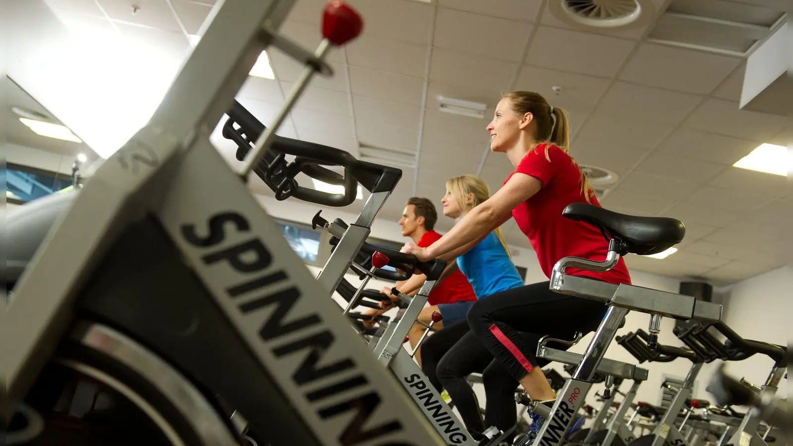 Indoorcycling bringt das Herz-Kreislauf-System ordentlich in Schwung. (Foto: Tobias Hase/dpa-tmn)