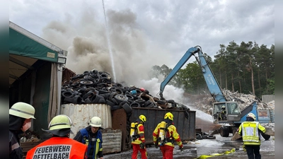Zahlreiche Feuerwehrleute waren mit den Löscharbeiten beschäftigt. (Foto: Daniel Löb/dpa)