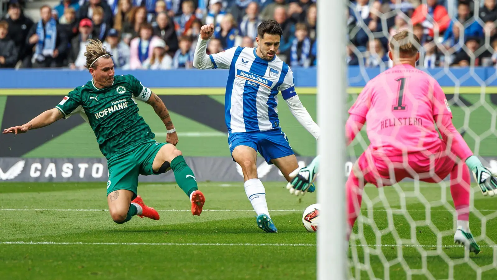Hertha-Kapitän Josip Brekalo war auch am Siegtor der Berliner beteiligt.  (Foto: Andreas Gora/dpa)
