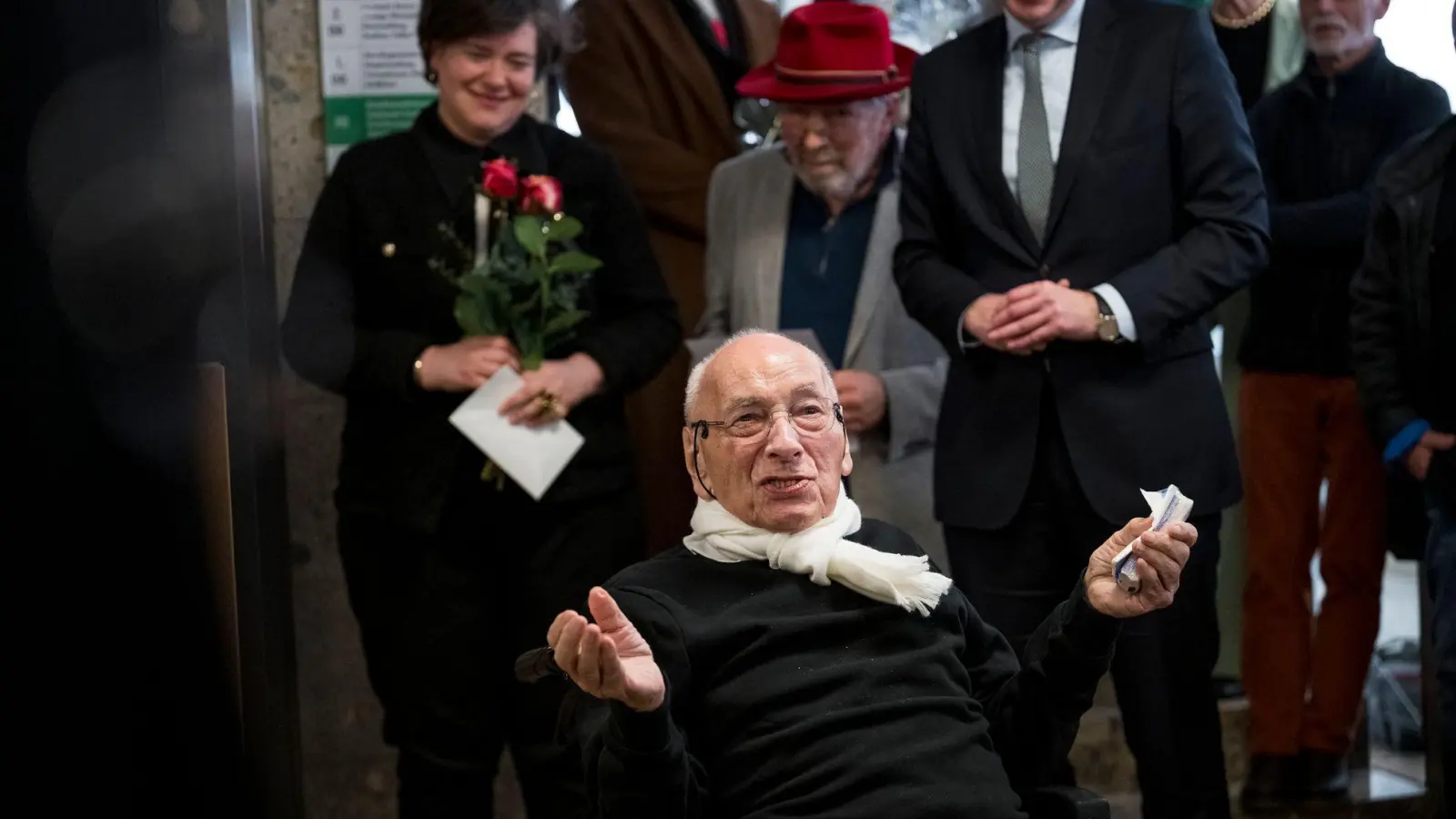 Eugen Gomringer  hielt bei der Vernissage eine Rede.  (Foto: Daniel Vogl/dpa)