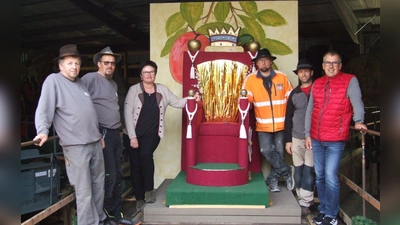 Mit Helmut Früh, Christian Fincke (von links), Rainer Geymann und Jörg Heßler (Zweiter und Dritter von rechts) hat ein bewährtes Team des städtischen Bauhofs die Motivkulissen auf die Festwagen montiert. Die Organisatoren des Mooswiesen-Festzugs, Wolfgang Guttropf (rechts) und Sabine Bachmann, sahen sich den Wagen an, auf dem am Sonntag die Apfelkönigin der Fränkischen Moststraße Platz nimmt. (Foto: Jasmin Kiendl)