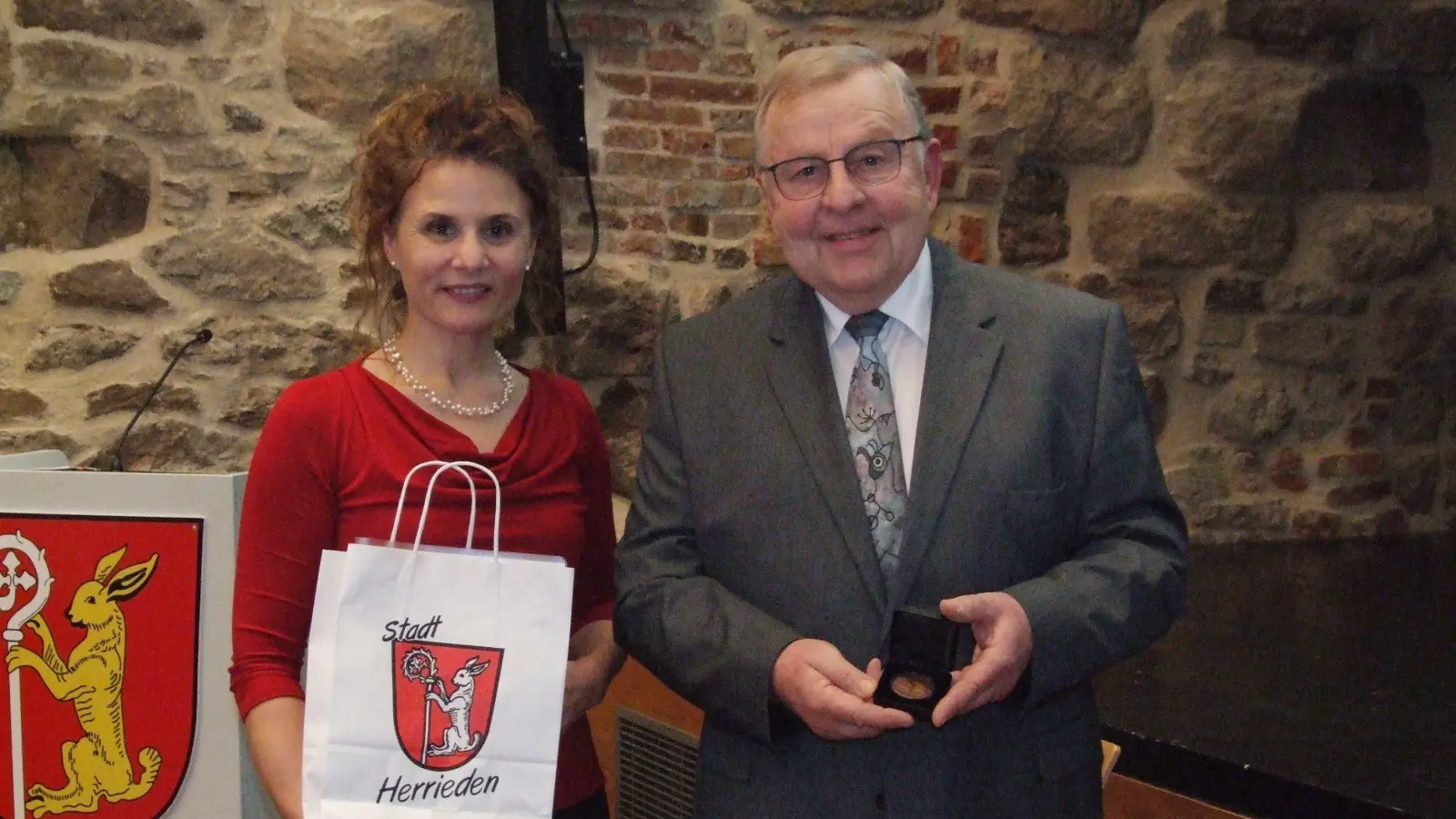 Zusammen mit Bürgermeisterin Dorina Jechnerer freute sich Hermann Abel über die Bürgermedaille in Bronze, die ihm die Stadt Herrieden verliehen hat. (Foto: Jasmin Kiendl)