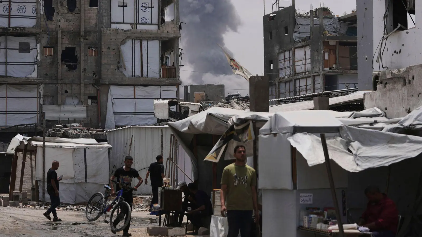  Bei israelischen Angriffen, unter anderem in Dschabalija im Norden des Gazastreifens, soll es viele Tote gegeben haben. (Foto: Jehad Alshrafi/AP/dpa)