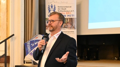 Beim Rothenburger Seniorenbeirat erklärte Kriminalhauptkommissar Armin Knorr, wie man am Telefon kein Geld verliert. (Foto: Luca Paul)