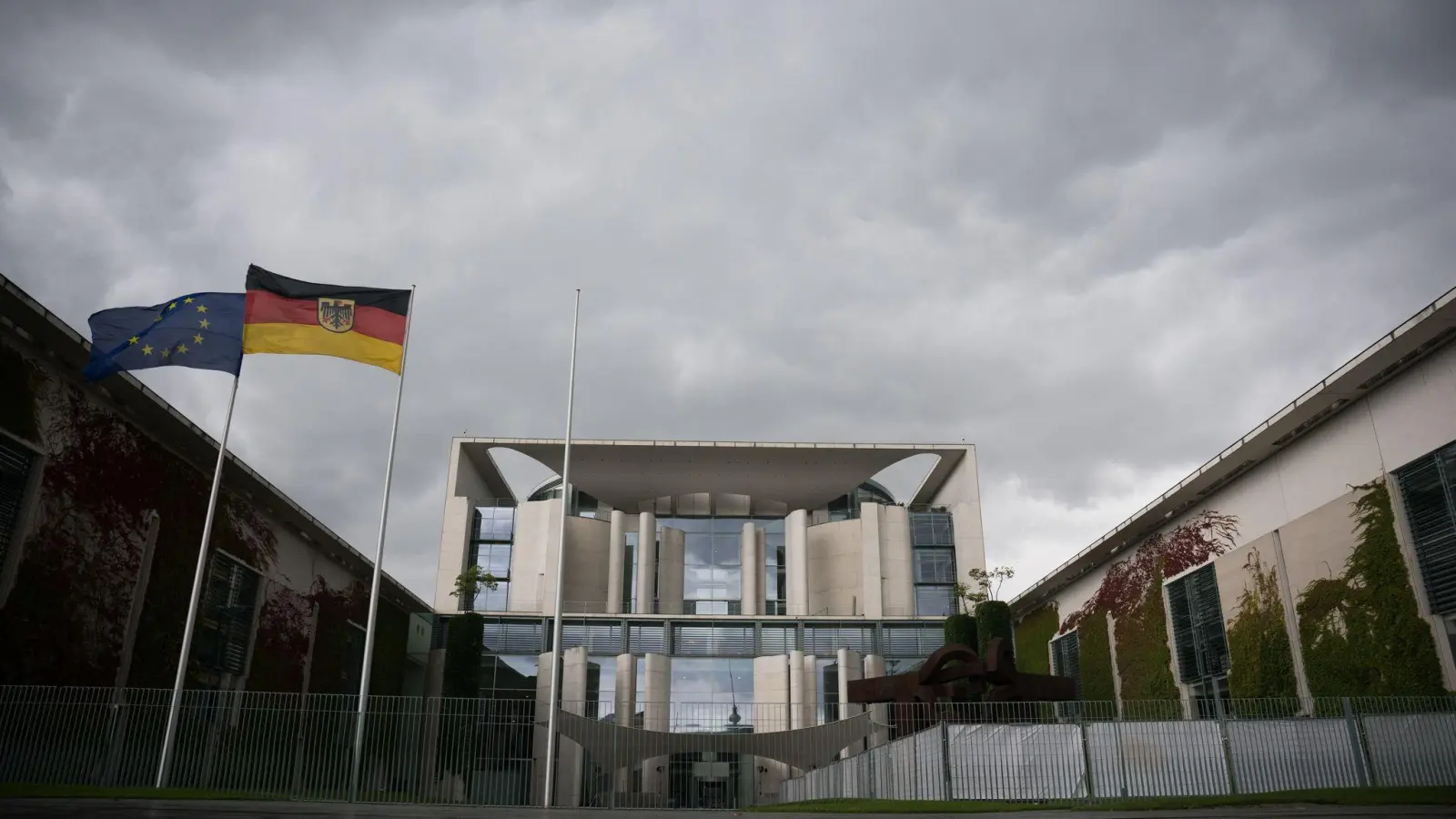 Dunkle Wolken ziehen über das Bundeskanzleramt. (Archivbild) (Foto: Sebastian Christoph Gollnow/dpa)
