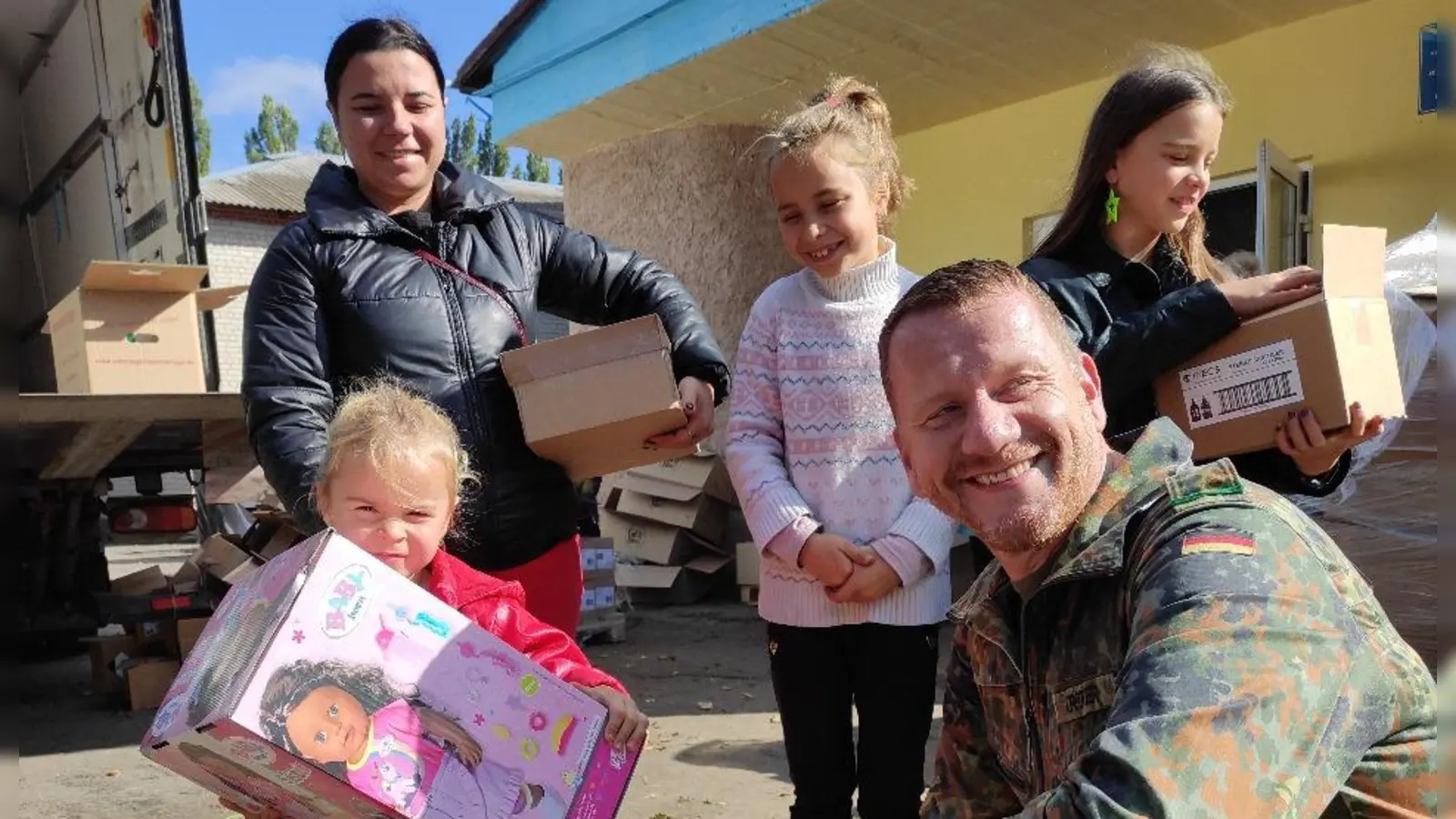 Die Gutenstettener unterstützen in diesem Jahr die Weihnachtsaktion von Michael Kröger (r.), der Pakte für ukrainische Kinder organisiert.  (Foto: Direkthilfe-Ukraine/Michael Kröger)
