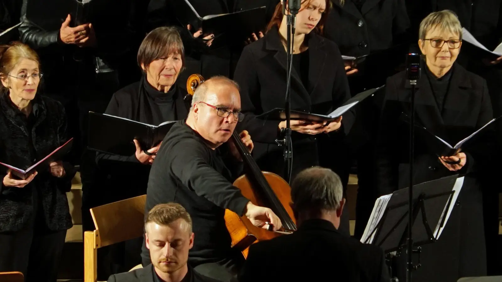 Auf der Pink-Floyd-Platte spielt Hafliði Hallgrímssond den Cello-Part, in Ansbach Oleg Galperin. (Foto: Elke Walter)