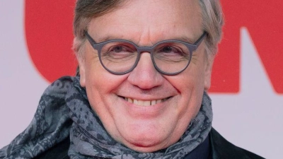 Hape Kerkeling spielt in der Gesellschaftssatire „Extrawurst“ den Vorsitzenden eines Tennisclubs. (Archivbild) (Foto: Rolf Vennenbernd/dpa)