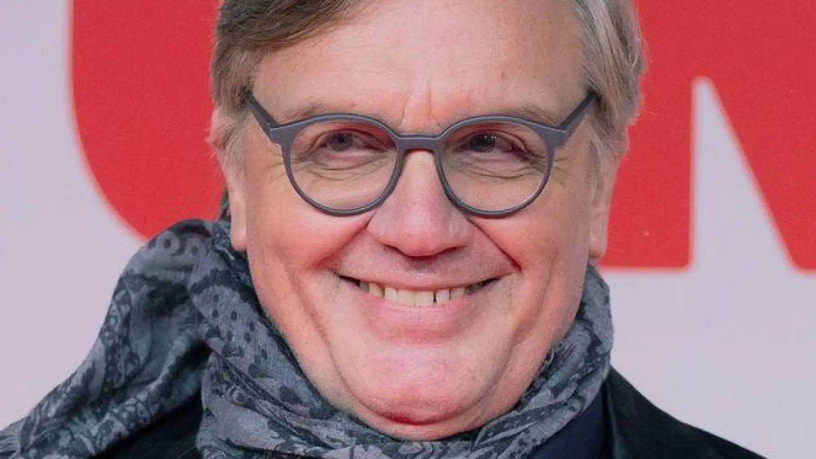 Hape Kerkeling spielt in der Gesellschaftssatire „Extrawurst“ den Vorsitzenden eines Tennisclubs. (Archivbild) (Foto: Rolf Vennenbernd/dpa)