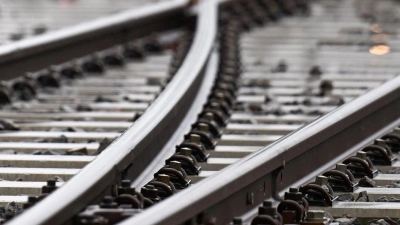 Für die Nutzung der Schieneninfrastruktur müssen Verkehrsunternehmen Geld an die DB InfraGo zahlen. (Archivbild) (Foto: Hendrik Schmidt/dpa)