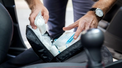 Von Zeit zu Zeit wirft man besser einen Blick in den Verbandskasten. Denn darin befinden sich einige Materialien, die nicht ewig steril sind. (Foto: Christin Klose/dpa-tmn)