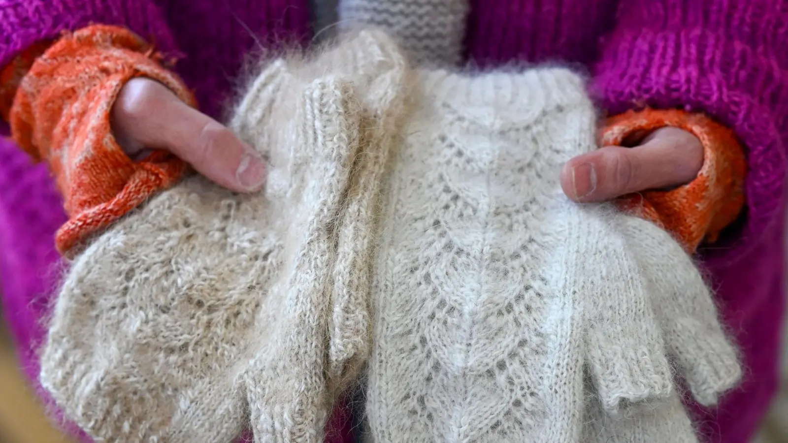 Seit Jahren spinnt Svenja Suhr Garn aus Hundehaaren und strickt daraus auch Schals, Stulpen und andere Accessoires.  (Foto: Jens Kalaene/dpa)