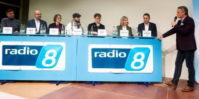 Stefan Bininda (AfD), Dr. Bastian Wojek (SPD), Maria Hetzel (ÖDP), Leon Bachmann (Linke), Marco Meier (Freie Wähler), Sophia Göppel-Kraft (Grüne) und Dr. Jürgen Ludwig (CSU) stellten sich den Fragen von Radio 8-Moderator Klaus Seeger.  (Foto: Evi Lemberger)
