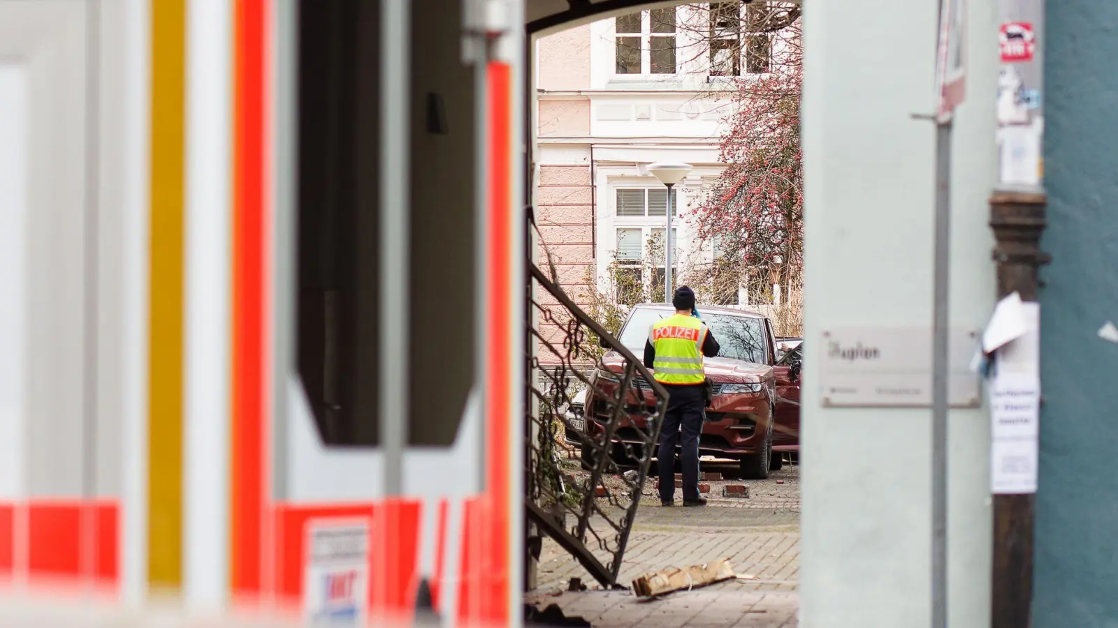 Unfallort in der Innenstadt. Die junge Frau, die in München von einem Auto erfasst wurde, ist im Krankenhaus gestorben. (Foto: Tizian Gerbing/dpa)