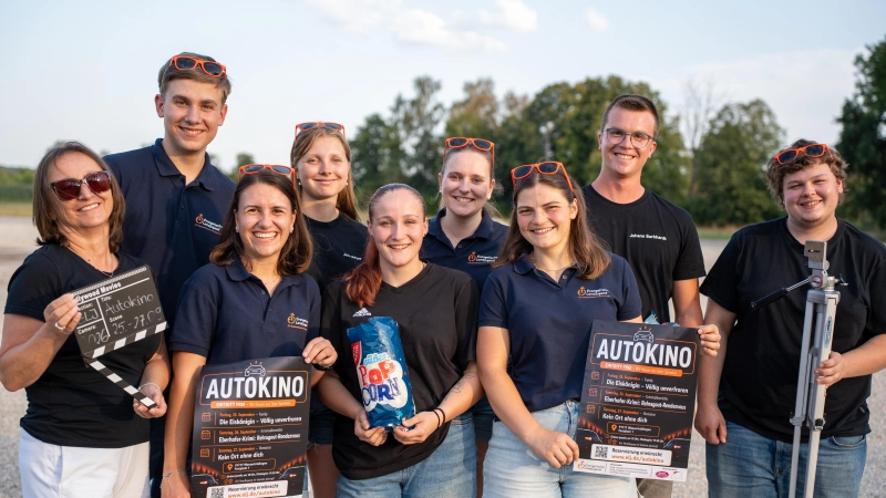 Mitglieder der Evangelischen Landjugend Hesselberg und Gunzenhausen bereiten das Autokino auf dem Festplatz in Wassertrüdingen vor. (Foto: Evangelische Landjugend/Leo Hediard)