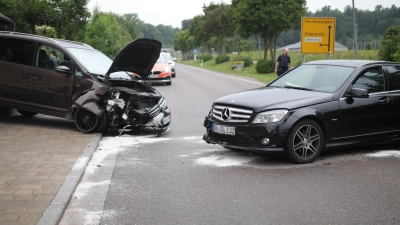 Der Mercedes geriet auf die Gegenfahrbahn und stieß mit dem VW zusammen. (Foto: NEWS5 / Markus Zahn)