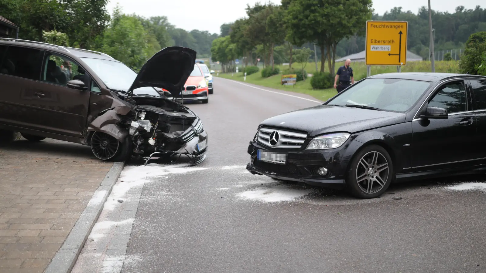 Der Mercedes geriet auf die Gegenfahrbahn und stieß mit dem VW zusammen. (Foto: NEWS5 / Markus Zahn)