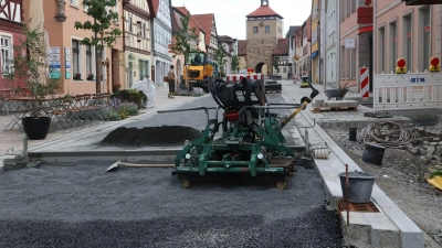 Die Pflasterarbeiten in der Scheinfelder Hauptstraße sind weit gediehen. In der kommenden Woche soll dort wieder Autoverkehr möglich sein. (Foto: Andreas Reum)