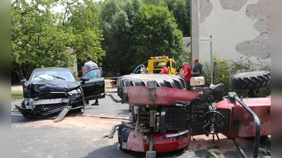 Die Fahrerin des Pkw wollte überholen und prallte in die Seite des abbiegenden Traktor.  (Foto: Hans W. Herbst)