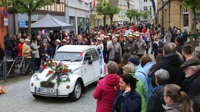 Vertreter aus den Partnerstädten, Musikgruppen, Vereine und lokale Prominente: Der Festumzug am 1. Mai hat auch in diesem Jahr wieder allerlei zu bieten. (Archivfoto: Hans Herbst)