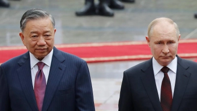 Der vietnamesische Präsident To Lam (l) und Kremlchef Wladimir Putin in Hanoi. (Foto: Minh Hoang/Pool AP/AP)