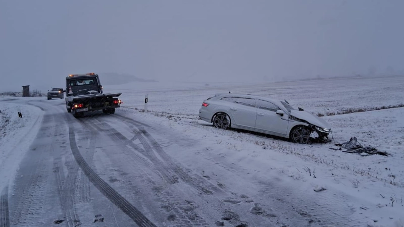 Zwischen Dietersheim und Hasenlohe rutschte ein Auto von der glatten Straße. (Foto: Feuerwehr Dietersheim )