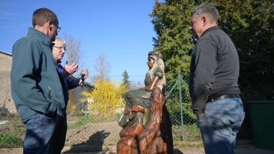 Bürgermeister Anton Schiefer, Planer Frieder Müller-Maatsch und Kettensägenkünstler Martin Breunig bei den Besichtigung der Waldfee, die künftig in Sugenheim ihre Audienzen halten wird.  (Foto: Judith Marschall )