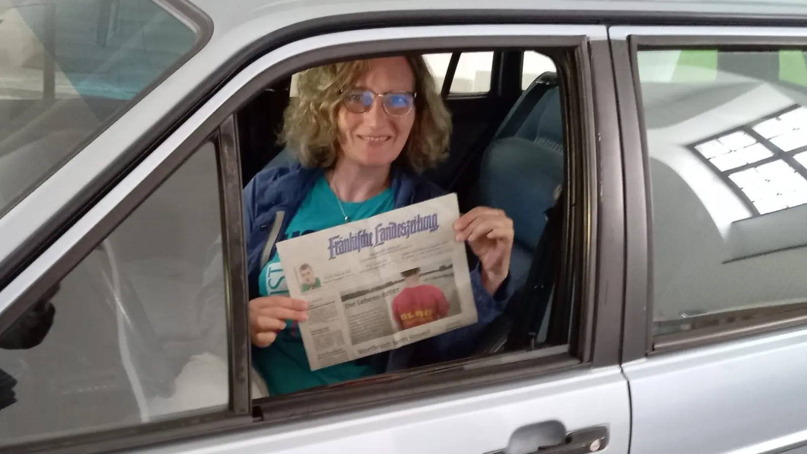 Mit der FLZ unterwegs: Sigrun Volland hat sich bei einem Besuch im Stadtmuseum in Memmingen in den „Klufti-Passat” gesetzt. Dort läuft derzeit die Sonderausstellung „Kluftingers Geheimnis”. (Foto: Klaus Pechler)