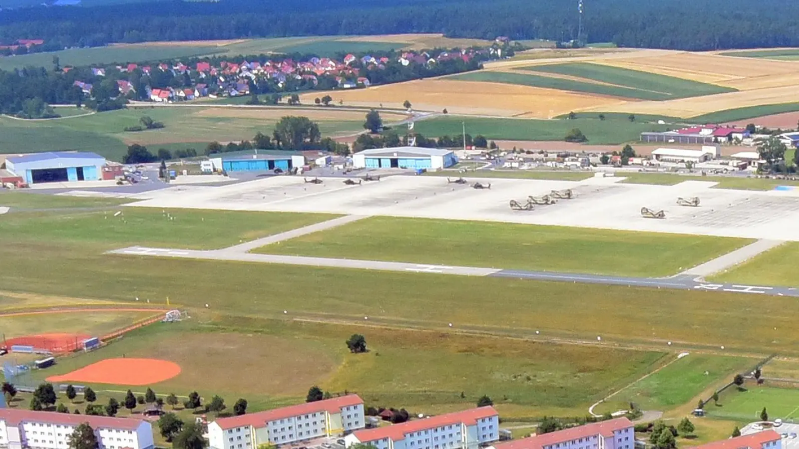 Unter dem Flugfeld der US-Kaserne in Katterbach befindet sich der PFC-Schadensherd. Hier sollen rund 28.500 Kubikmeter belastetes Erdreich schlummern. (Archivbild: Jim Albright)