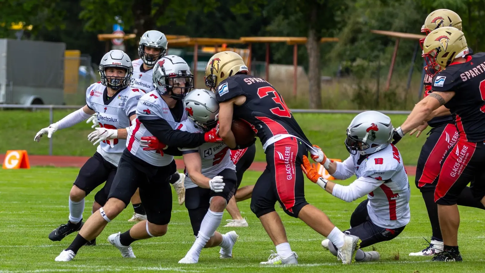 Trotz viel Gegenwehr von den Footballern der Franken Knights (in Weiß) konnten sich die physisch starken Spartans aus Neu-Ulm am Ende durchsetzen. (Foto: Thomas Lüdtke)