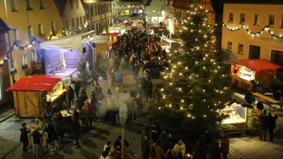 Die adventliche Stimmung und der Duft von Leckereien locken die Menschen auf den Weihnachtsmarkt in Leutershausen. (Foto: Alexander Biernoth)