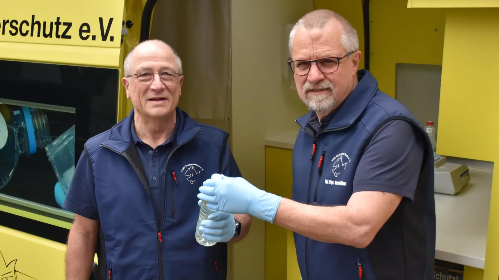 Der ehrenamtliche Mitarbeiter Georg Stüker (links) unterstützt Harald Gülzow bei der Analyse einer Brunnenwasserprobe am Labormobil vom VSR-Gewässerschutz. (Foto: Matthias Ahlbrecht)