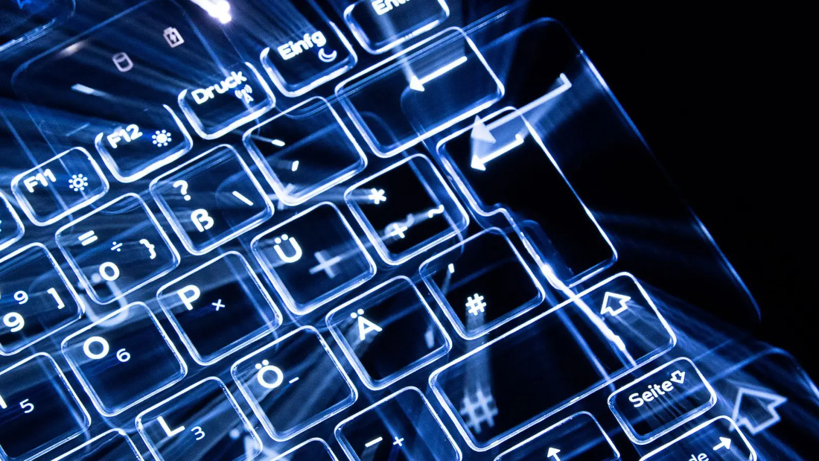 Jeder Zehnte hält es für sehr wahrscheinlich, ein weiteres Drittel für wahrscheinlich, selbst Opfer eines Online-Angriffs zu werden. (Symbolbild) (Foto: Sebastian Gollnow/dpa)