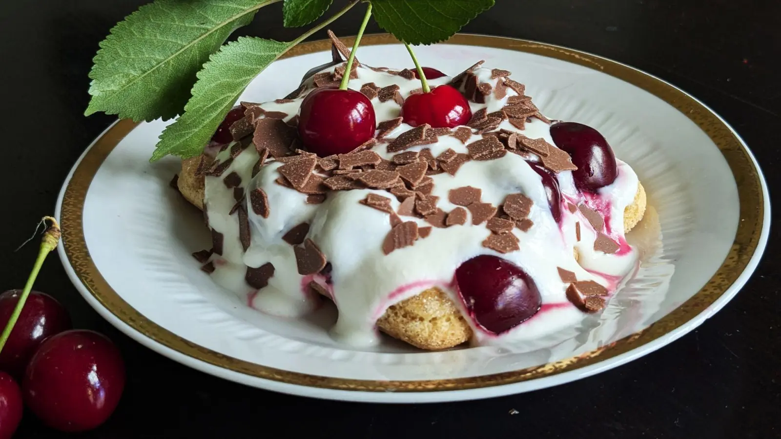 Auf die mit Espresso getränkten Löffelbiskuits kommen eine Quark-Sahne-Masse und reichlich Kirschen. Das Tiramisu wird mit Schokoraspeln getoppt.   (Foto: Doreen Hassek/hauptstadtkueche.blogspot.com/dpa-tmn)