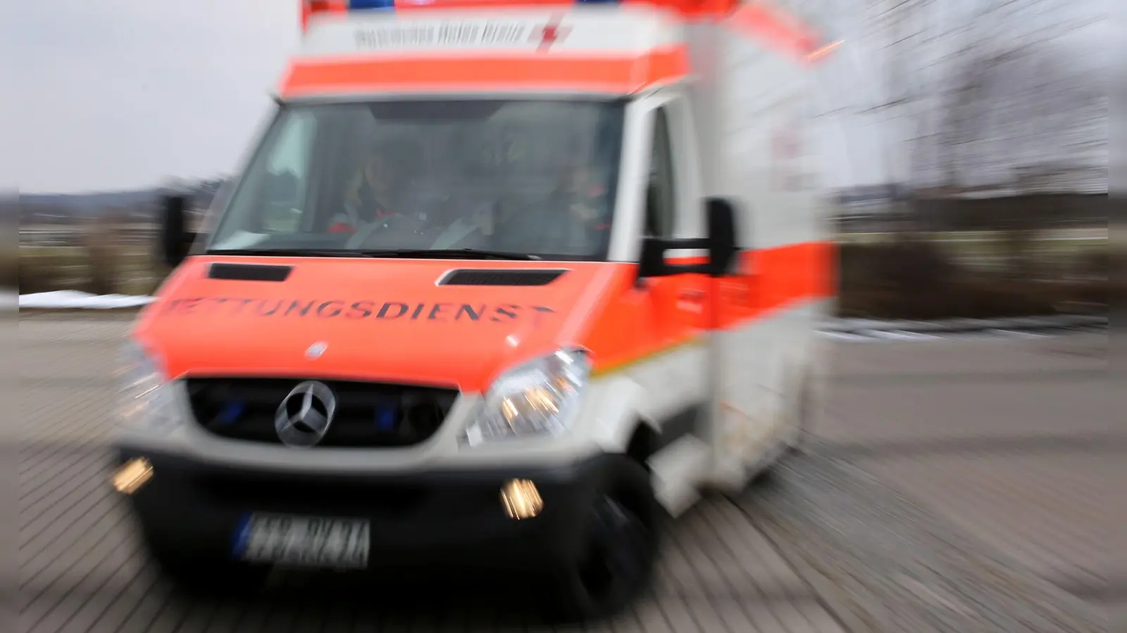 Ein Rettungswagen brachte die 13-Jährige in ein Klinikum. (Symbolbild) (Foto: Stephan Jansen/dpa)