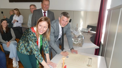 Mit sichtlicher Freude waren Silvia Bottarro, Stadträtin aus der italienischen Partnergemeinde Este, und Bad Windsheims neuer Bürgermeister Philipp Flierl beim neuerlichen Unterzeichnen der Partnerschaftsurkunden zugange.  (Foto: Helmut Meixner)