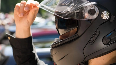 Probefahrt vor Kauf empfohlen: Druckstellen und Geräuschdämmung eines Helms lassen sich nur in der Praxis prüfen. (Foto: Robert Günther/dpa-tmn)