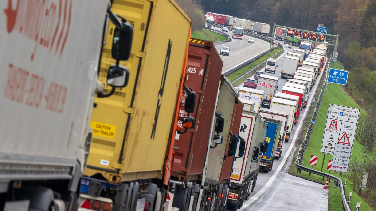 Erneut ist es an der Grenze zu Österreich zu einem langen Lastwagen-Rückstau gekommen. (Archivbild) (Foto: Peter Kneffel/dpa)