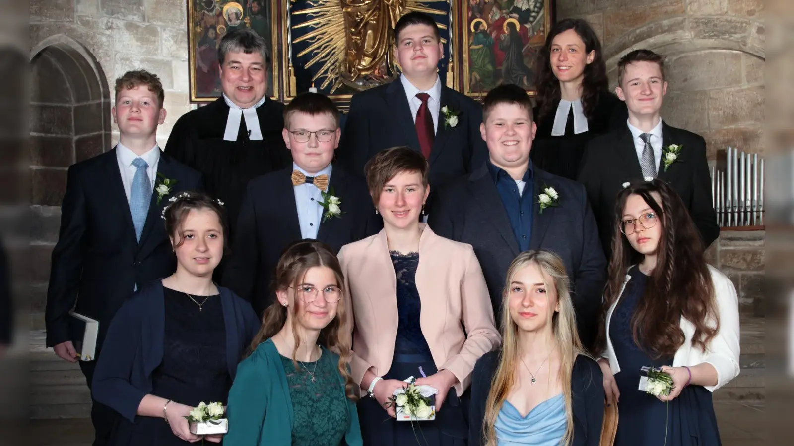 Am ersten Konfirmationswochenende wurden in der Kirchengemeinde Feuchtwangen am vergangenen Sonntag insgesamt 20 Mädchen und Jungen eingesegnet. (Foto: Petra Brenne, Fotostudio Brenne)