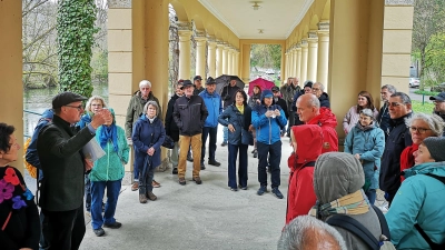 Details zur Bau- und Nutzungsgeschichte des Wildbads erläuterte Stephan Michels (Zweiter von links) bei einem Rundgang. Das Foto entstand im neben der Tauber verlaufenden Säulengang der Anlage. (Foto: Jürgen Binder)