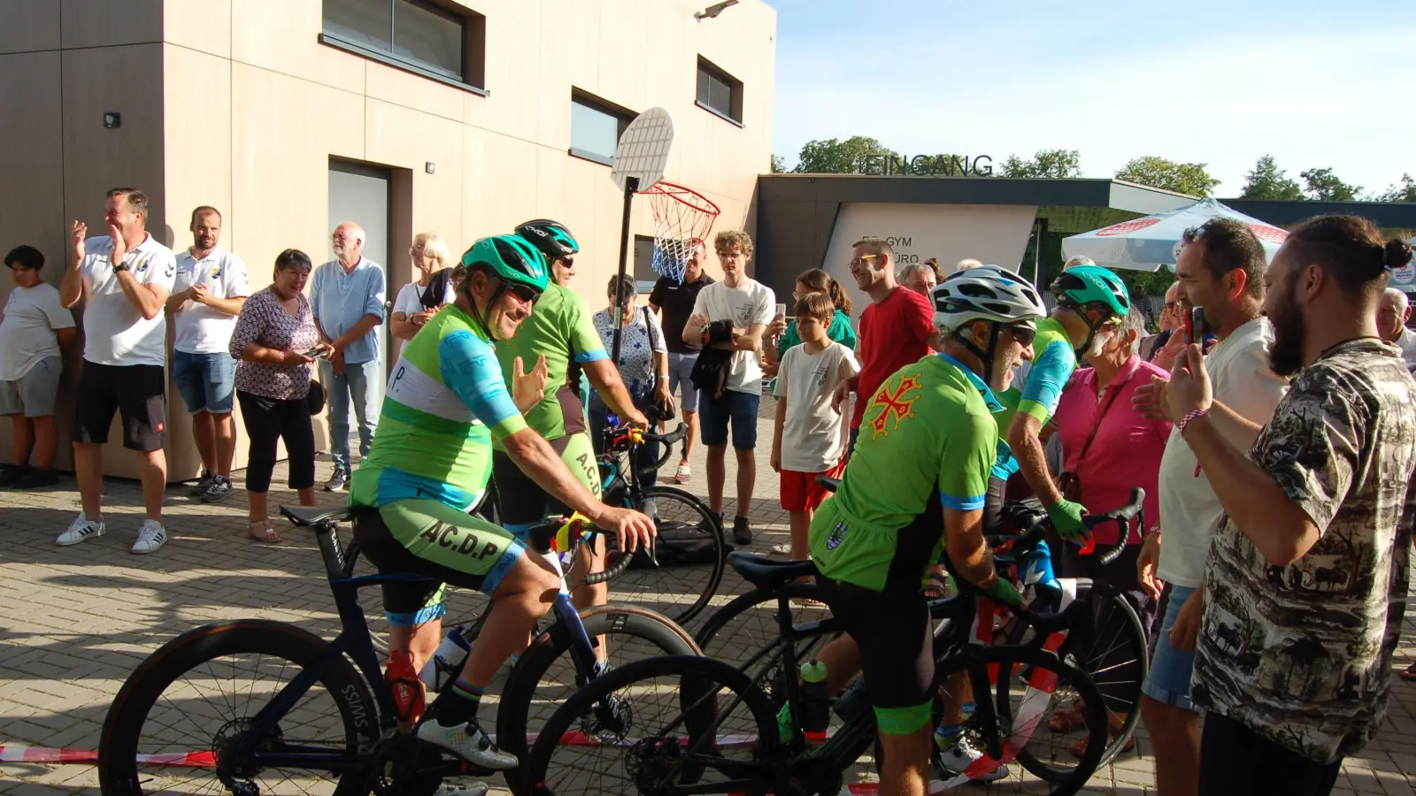 Beim Eintreffen in Gutenstetten am Sportheim wurden die Radler aus Saint-Hilaire-les-Places herzlich und mit viel Beifall begrüßt. Zur Stärkung gab es am Abend Spanferkel und fränkisches Bier. (Foto: Christa Frühwald)