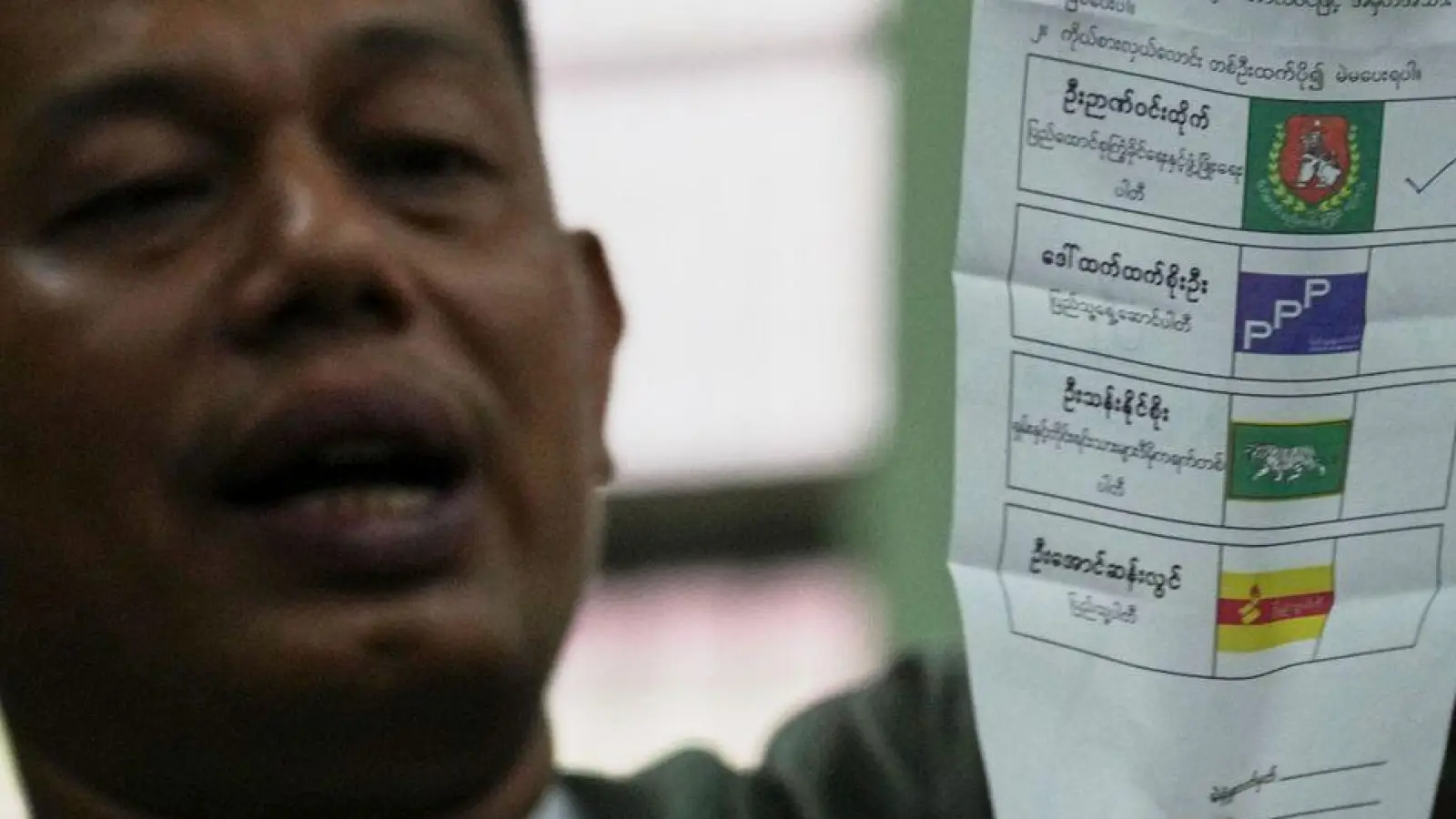Beobachtern zufolge sollen viele Wähler von der Junta eingeschüchtert worden sein.  (Foto: Thein Zaw/AP/dpa)